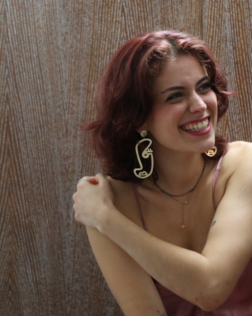 Actrice qui éclate de rire pendant un atelier au Method Acting Center