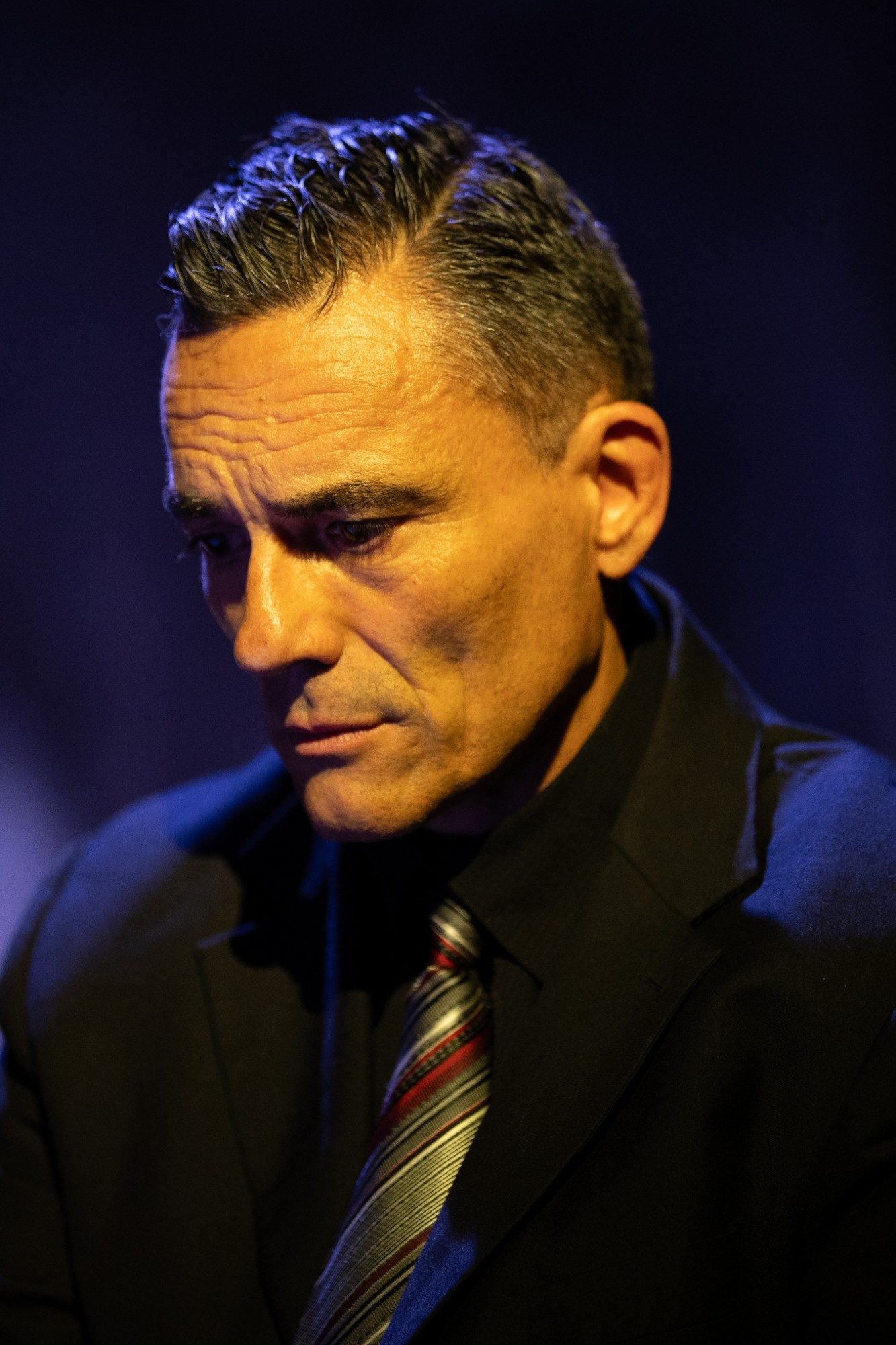 Acteur en costume sous une lumière bleue, pendant un stage au Method Acting Center