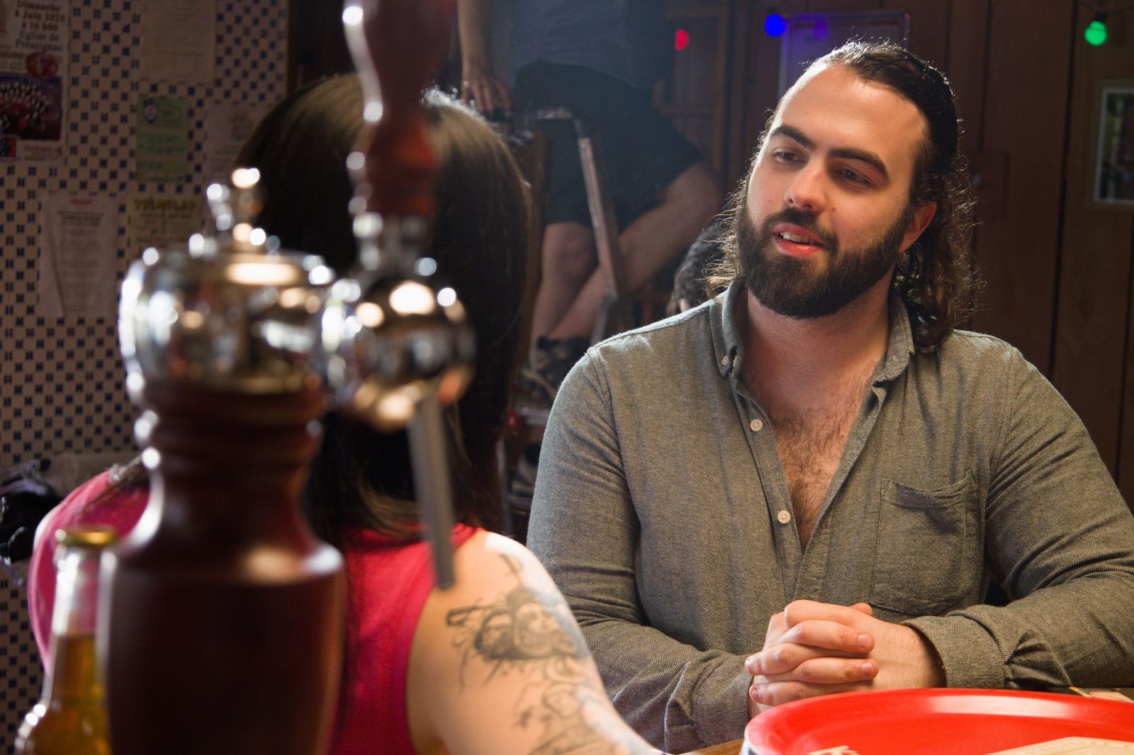 Scène de dialogue dans un bar, travail de scène du stage B