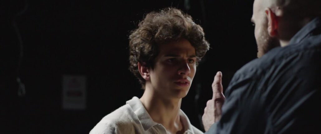 Image extraite du Film Démo "L'infiltré", avec Carl Couvidoux et Zachary Morali, réalisé par Rami Ghorra pour MAC Éclosion